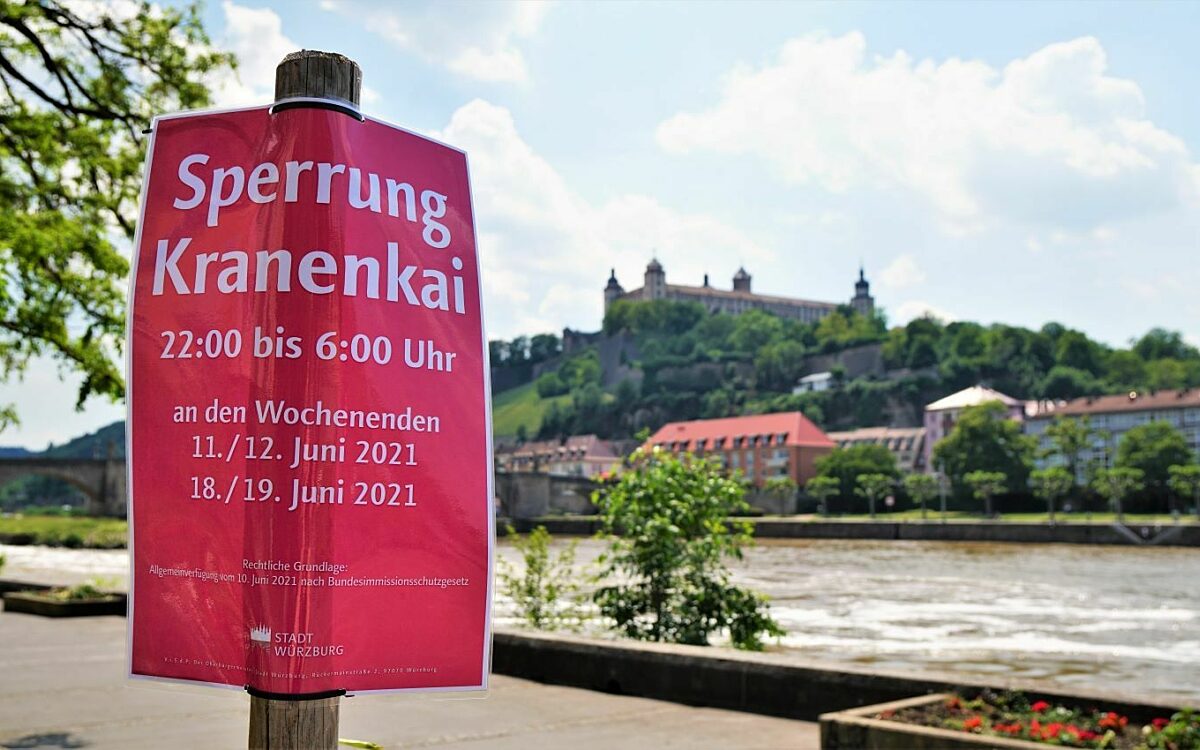 Ein Hinweisschild zur Absperrung des Mainkai Ein Hinweisschild zur Absperrung des Mainkai